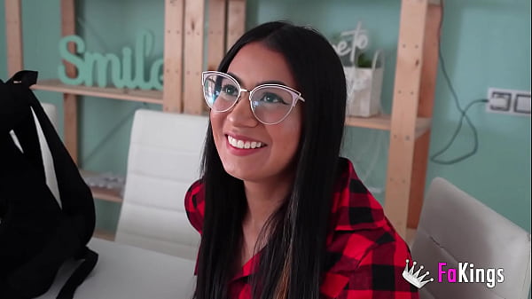 Mi primera vez por el culo. Lara Rey está rogando por sexo anal. Edu Sánchez estrenará el culito estrecho de esta latina en FAKings