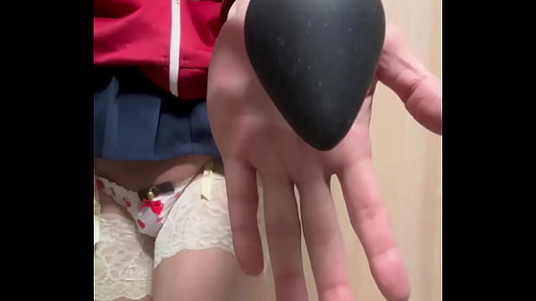 Entraînement anal en portant des sous-vêtements érotiques légèrement embarrassants