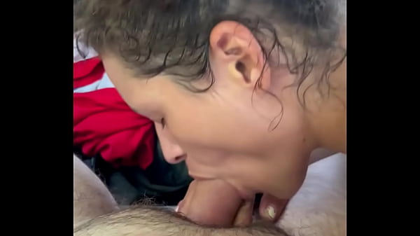 Une jolie jeune pute est au téléphone avec son petit ami pendant qu'elle se fait baiser complètement nue en public