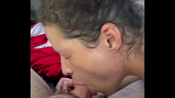 Une pute qui s'ennuie suce une bite, se fait baiser et prend une charge dans sa bouche