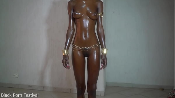 Perfecto cuerpo negro brillante y tetas aceitosas