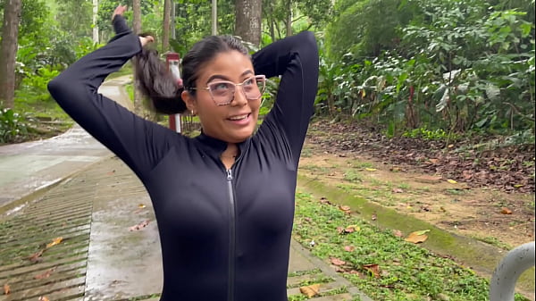 Me follo a un DESCONOCIDO con una GRAN POLLA en un PARQUE PÚBLICO ¡¡Casi nos DESCUBRE!!