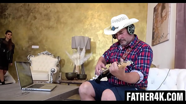 Prima del concerto rock, il fidanzato di Serina&acirc_ ha deciso di farsi una doccia. Ma l'attesa si è improvvisamente trasformata in una scopata inaspettata con una vera rock star, il patrigno del fidanzato.