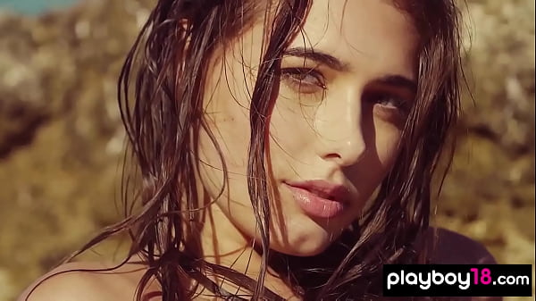 Cô thiếu niên nhút nhát nhưng vẫn có tinh thần hoàn toàn tự do Katrine Pirs cởi bỏ bộ bikini