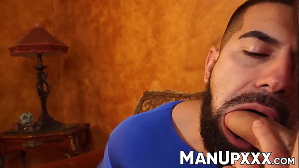 Johnny ha sentito che Superman sta cercando di andare in pensione. Vuole il lavoro. L'Uomo d'Acciaio può trasferire il suo potere a qualcuno riempiendolo con il suo sperma.