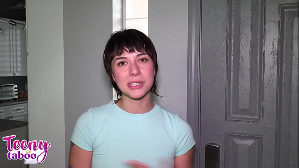 Dolce ragazza teenager stuzzica in anale