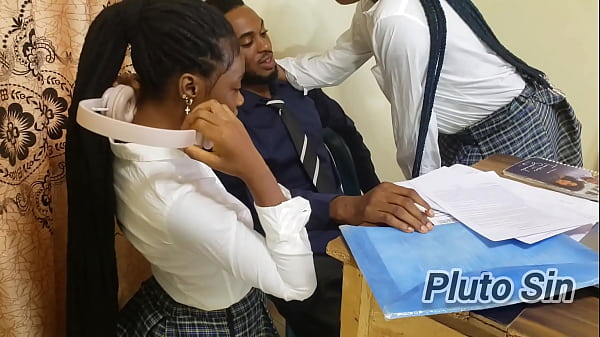 Le ragazze del college si uniscono per sedurre e scopare i giovani docenti per ottenere buoni voti