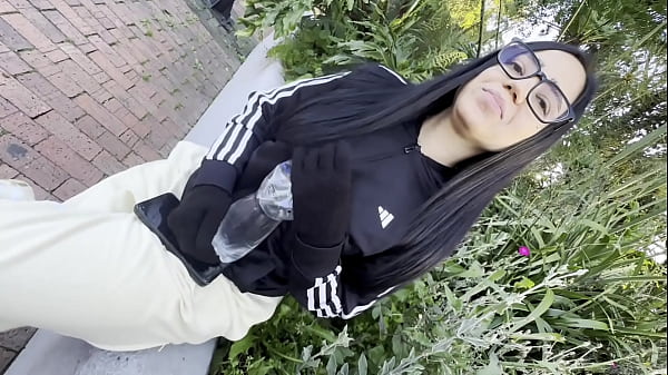 Una teenager calda e birichina si diverte - Sconosciuto