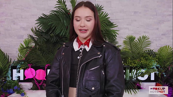 Jeune fille sexy s'amuse