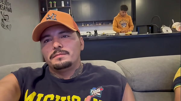 Dou a melhor atenção aos meus visitantes, convido-os com bebidas, água, chupando pau e também enfio meu equipamento no cu deles.