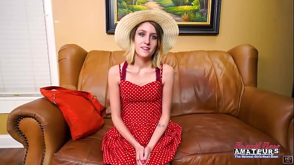 कामुक सुनहरे बालों वाली प्यारी पिक्सी पाई उंगली उसकी बिल्ली को चोदती है और टकरा जाती है!