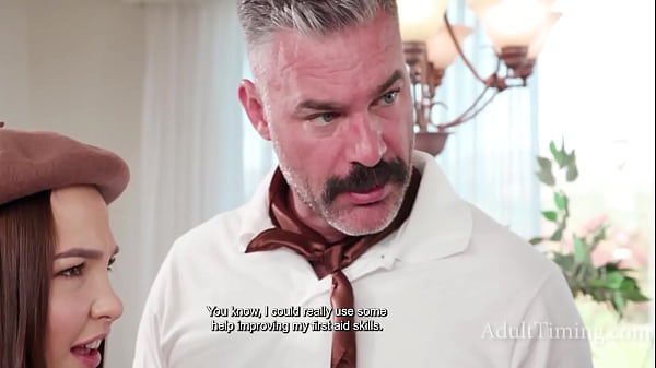 La ragazza teenager sexy si esibisce in un'adolescente