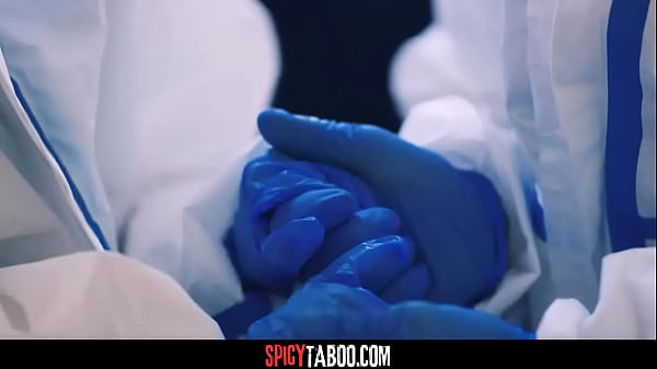 Two medical workers fuck during the pandemic