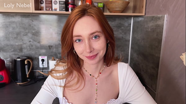 La giovane matrigna ha sedotto il figliastro e si è fatta una bella scopata!