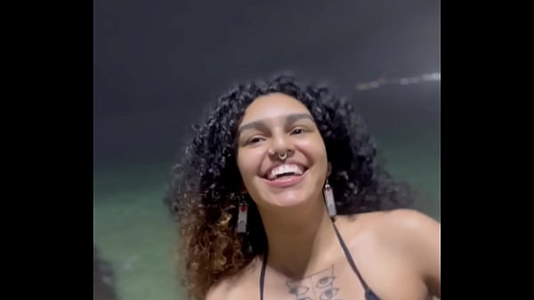 Una giovane ragazza sposata perde il telefono e trapelano video mentre fa sesso sull'arpoador della spiaggia di Ipanema