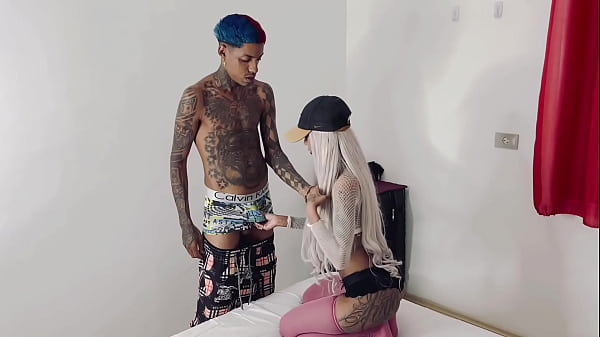 Wunderschöne junge Mädchen ziehen sich aus