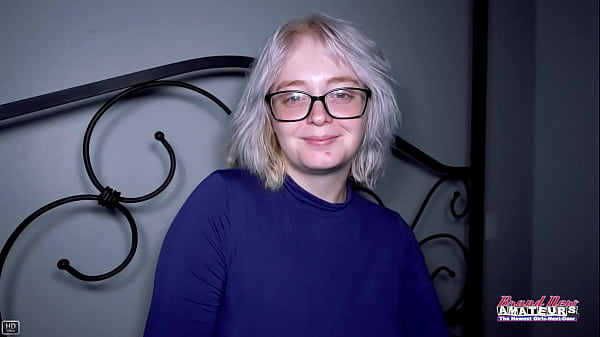 Die vollbusige Blondine Annie Archer lässt sich im Doggystyle in ihre Fotze und ihren engen Arsch ficken!