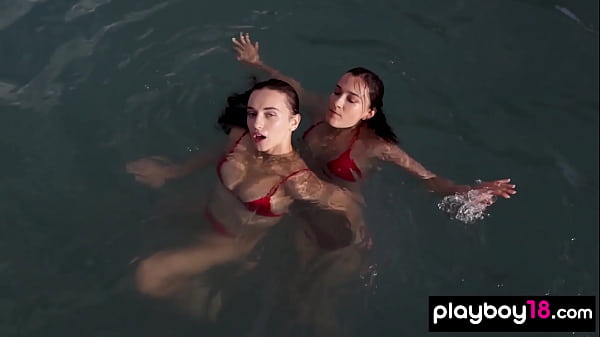 Gloria Sol et Sofi Ka, jeunes lesbiennes ukrainiennes, posent nues au bord de la piscine.