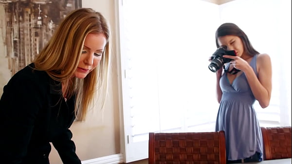 Amber Michaels bringt Rilee Marks bei, wie man Muschis isst