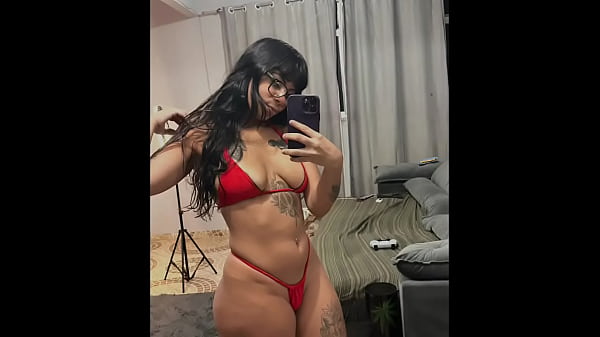 Novinha perde o celular e os vídeos íntimos que faz para a namorada vazam na internet.