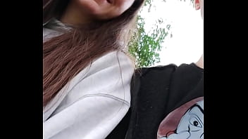 Süßes junges Mädchen zeigt sich