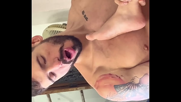 Joven blanca teniendo sexo con un hombre con una polla grande y cachonda -Making off