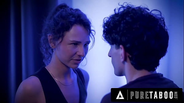 Verspieltes junges Mädchen hat Spaß