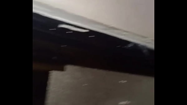 La ragazza selvaggia prende in giro