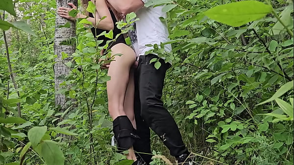 Wunderschönes junges Mädchen hat Spaß