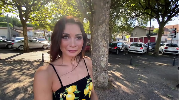 Va sotto la scrivania per lavorare come cameriera