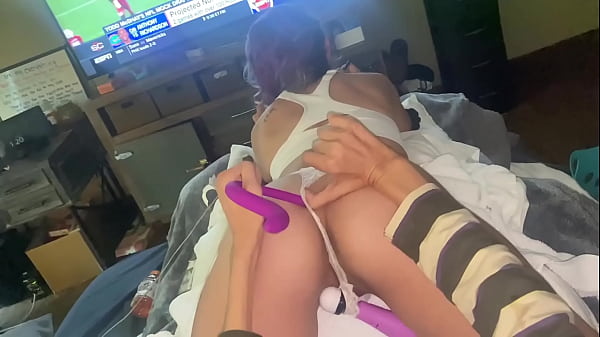 Die heiße, arschschüchterne, brünette, beatifalische Beraterin lässt mich leise mit Spielzeugen spielen und fragt, ob sie sich umdrehen kann, nachdem ihre kleine Muschi und ihre engen Arschlöcher den bisher größten Dildo haben! Aber ich muss mir sagen, ob sie Lust auf Tocum hat. Etwas in ihrem Arsch, um sie zu beruhigen