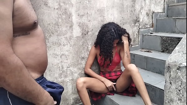 Le beau-père surprend sa belle-fille en train de se masturber dans les escaliers (jeu d'âge anal, bébé adolescent, écolière)