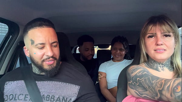 Casal de passageiros pega Uber e descobre que somos atores pornôs! E falam que querem se virar também e começam a fazer muito sexo no carro e a chupar muito!