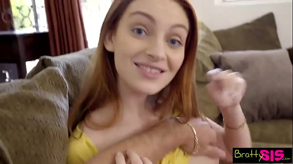 ¡Intento ver televisión pero mi hermanastra solo quiere follar! [Tabú familiar]