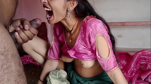 Adorabile ragazza teenager stuzzica con le tette grandi