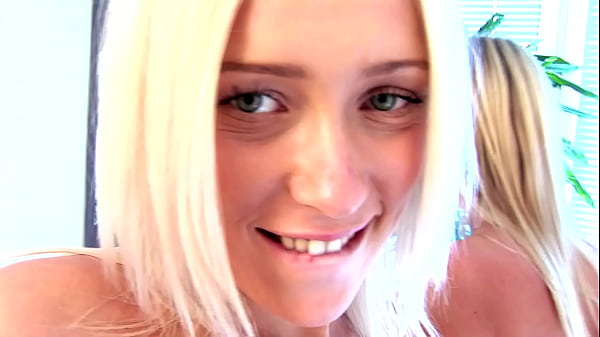 Bellezze bionde che si leccano, giocano e spalancano i loro culi