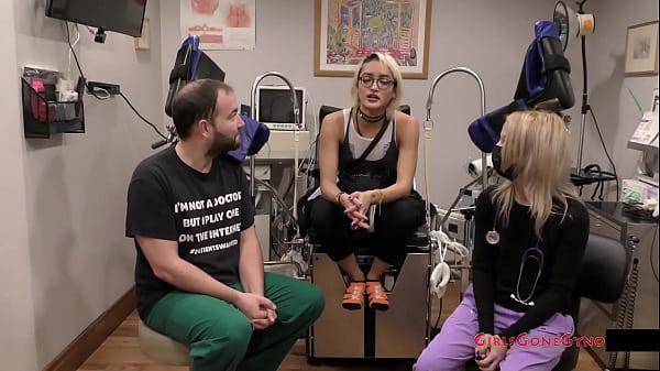 Schöner Teenie zieht Blondine aus