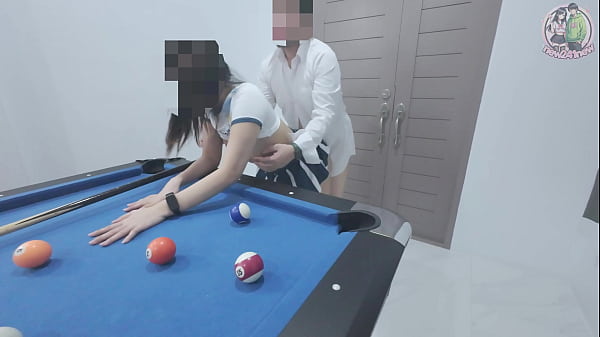 Une fille thaïlandaise a grimpé sur la table de billard... et s'est fait baiser à fond ! Son thaïlandais