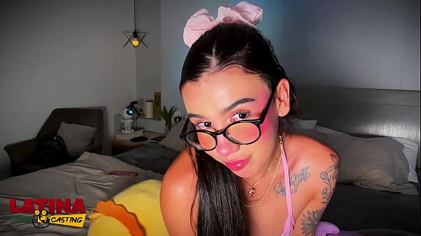 Adolescente latina sexy se divierte