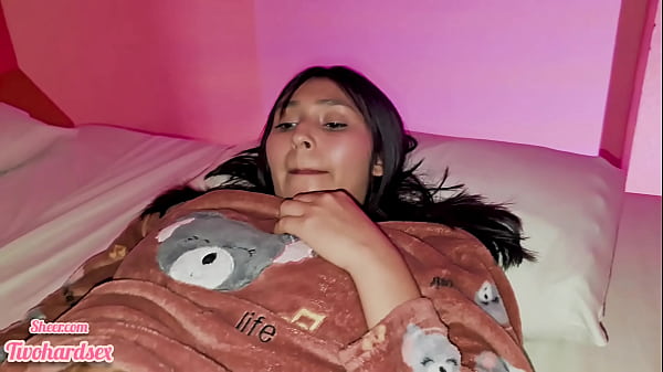 Ich habe meine Stiefcousine mit einem großen Cumshot in ihre rasierte Muschi geschwängert