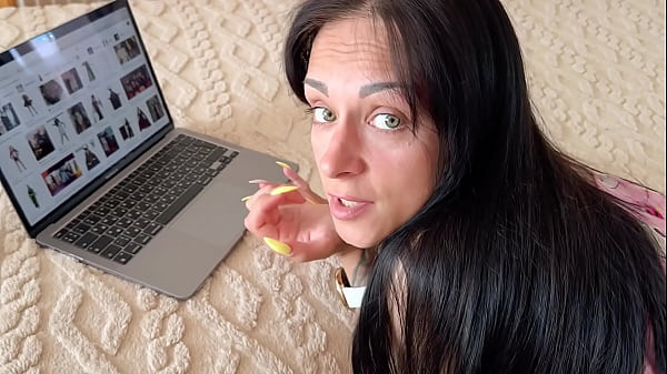 La belle-fille a choisi un costume pour Halloween et voulait prendre la bite de son beau-père dans sa bouche et la sucer profondément pendant que sa belle-mère n'était pas à la maison.