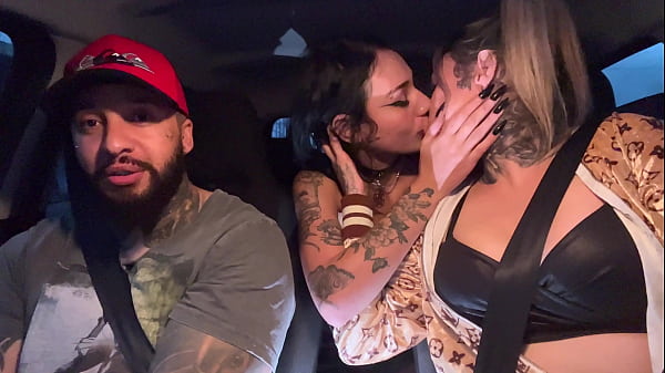 Süßes junges Mädchen hat Spaß