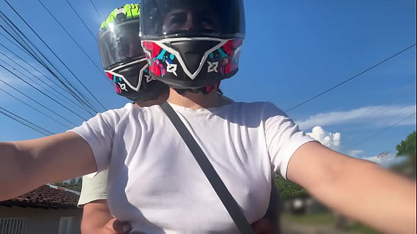 Recogí a una clienta de DIDI sin sostén y notó mis grandes tetas