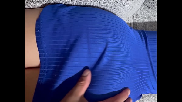 palpeggiando questa MILF matura infedele con deliziose culottes in un abito corto