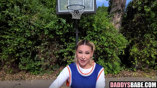 Stieftochter spielt Basketball und fickt mit Stiefvater