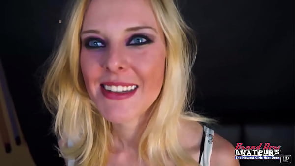 La piccola studentessa bionda Mya succhia un cazzo duro e si fa scopare profondamente la figa!