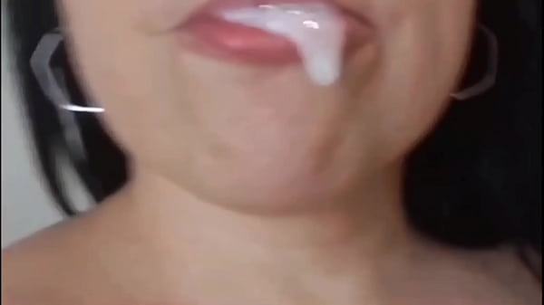 Una sexy teenager amatoriale si esibisce