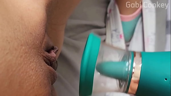 Una sexy teenager esotica provoca