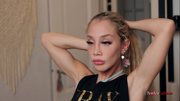 金发碧眼娇小瘦芭比白人女孩口交和铁杆他妈的