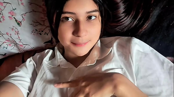 La sexy teenager bisessuale si mette in mostra